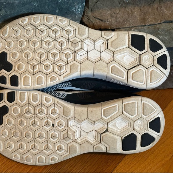 Nike Womens Size 7.5 Free 4.0 Running Shoes Black White - Picture 6 of 7